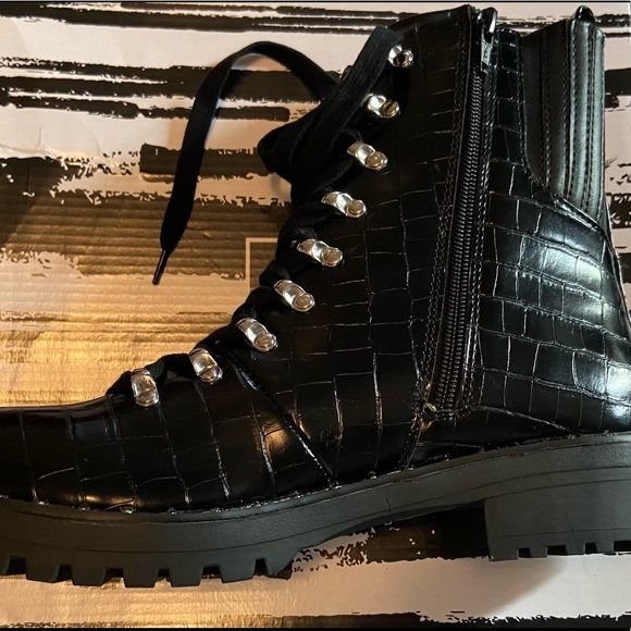 RECENTLY REDUCED: “Sale Priced”Women’s PreOwned Dolce Vita Boots, 8.5. - Picture 5 of 6